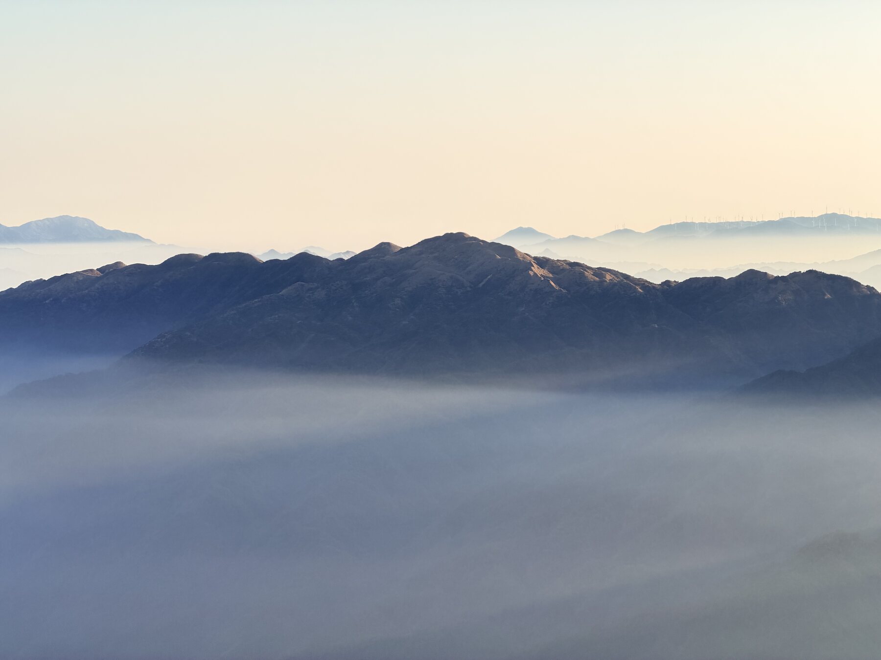 晨雾群山